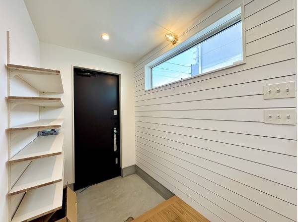 横たわるサーフボードが似合いそうなエントランス