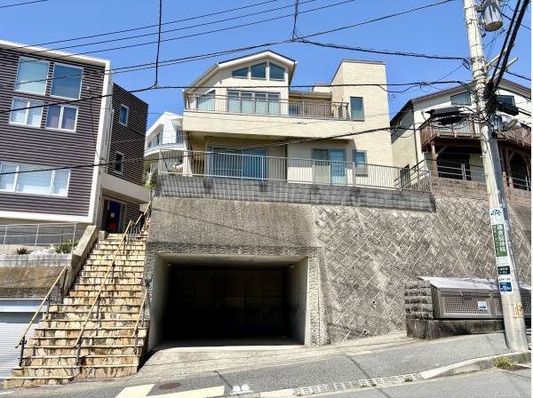 建物外観と地下車庫（車はゆったり２台可能です）
