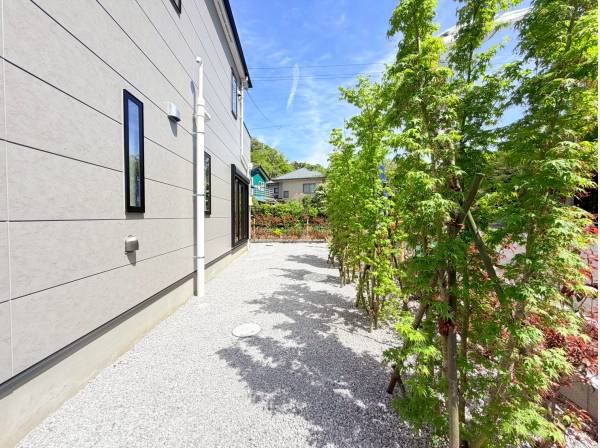 敷地はとても広々！自然と暮らす素敵な住まいですね！