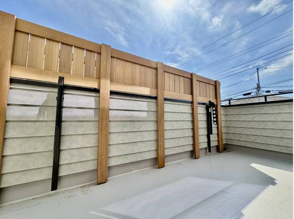 バルコニーは広くて日当たりも良好です。