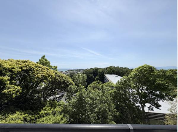 自然豊かな緑とオーシャンビュー。大島や由比ガ浜海岸を望めます。