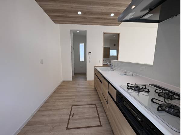 キッチンも広くて奥には大きなパントリーもありますよ！