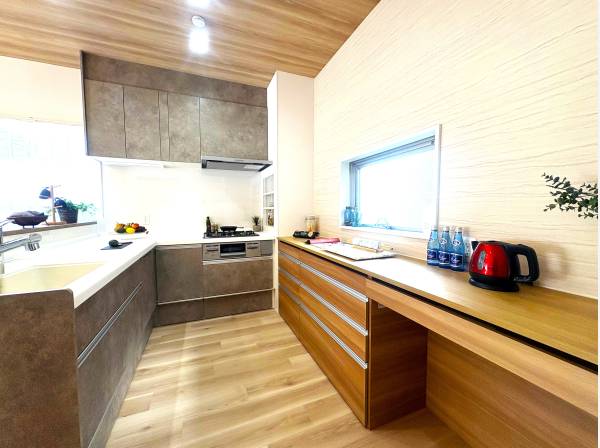 Ｕ型のワークトップを採用した収納と機能に優れたキッチンスペース。