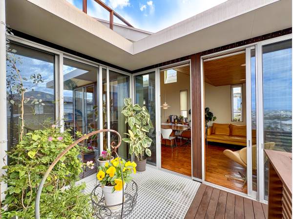 2階のウッドデッキも広く中庭のような使い方も