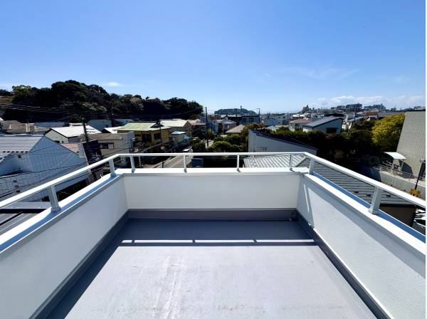 江ノ島を眺める広いルーフバルコニー