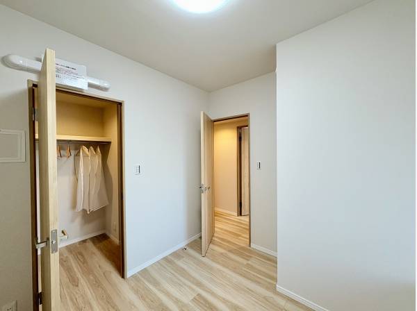 ウォークインクローゼット付き4.8帖の洋室