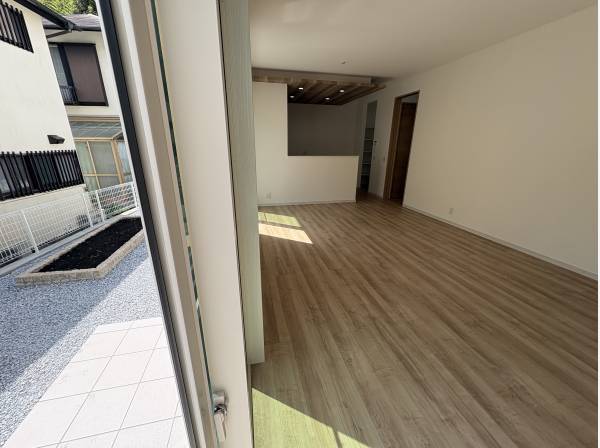 リビングからすぐに庭に出ることができますよ！