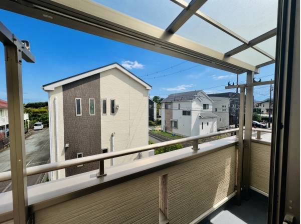 バルコニーには屋根があるので雨が降っても安心です。