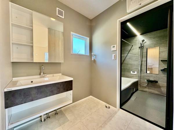 スタイリッシュで洗練されたパウダールームとバスルーム