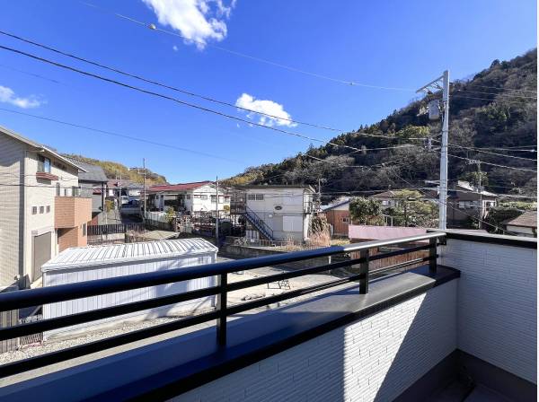 空と緑の山々が広がるバルコニーからの眺望