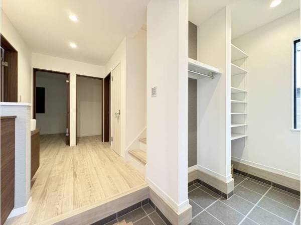 玄関を広々使えます