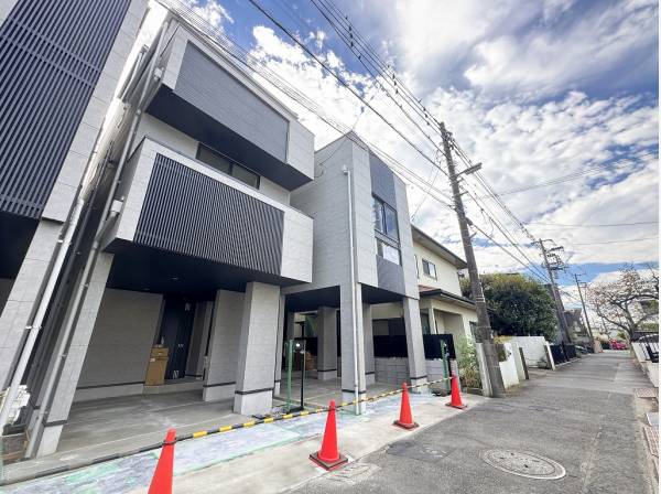 ルーバの木材がモダンな外観が素敵ですね