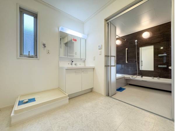 間口が広いバリアフリー仕様のバスルーム