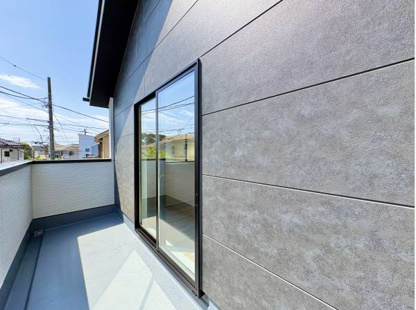 広いバルコニーは開放感があり陽光が差込む明るい空間