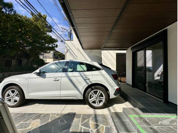 荷台から雨の日は濡れずに、荷物の出し入れができます