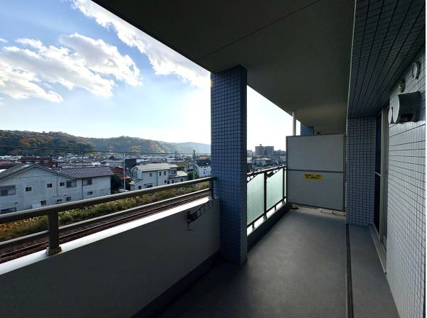 広がる空が近くに感じられ外時間が心地よくなるバルコニー