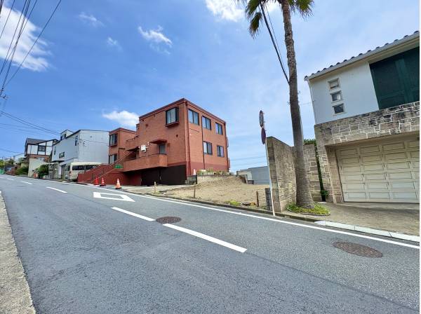 道路との高低差も確認できる現地。建築計画が楽しみになる一画です。