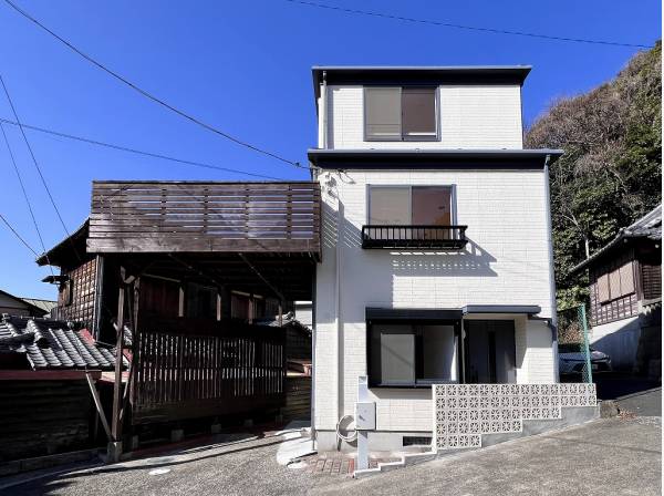 山の緑に抱かれた自然豊かな葉山の家