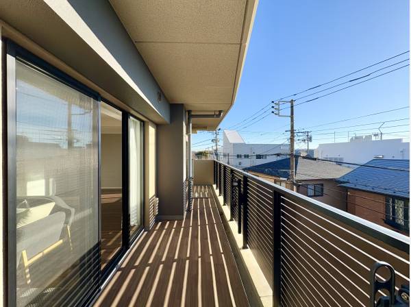 3室から行き来可能なワイドバルコニー