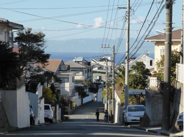 海を望む分譲地の一画。生活の中に海が見える…（同分譲地内）