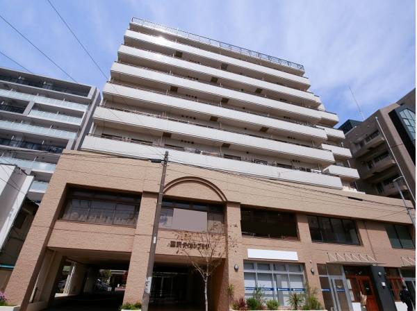 飲食店が軒を連ねる道路沿いに佇みます