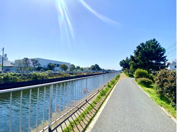 川沿いのハイキングコースをまっすぐで海へ