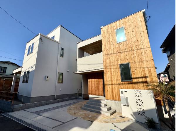 塗り×木張りのインパクトある外観