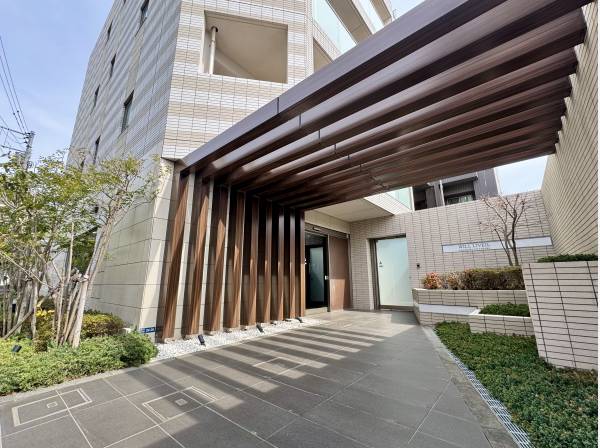 美しい意匠が迎える、品格漂うエントランスアプローチ。