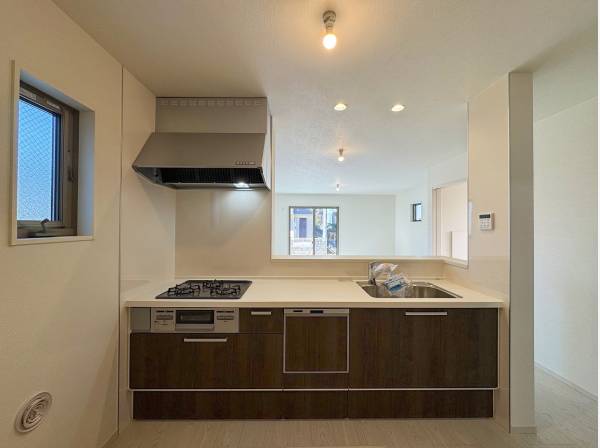 キッチン側からリビングを。