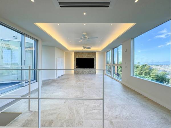 《floating》ホワイトタイルを敷き詰めたリビング