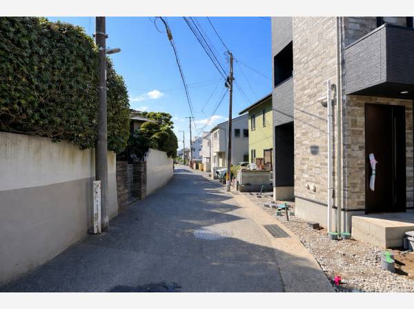 車通りが少なく、落ち着きある住宅街の一角です。