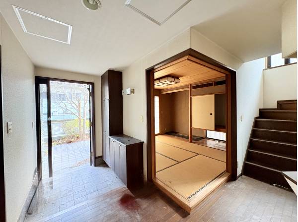 広々とした玄関ホール和室へ