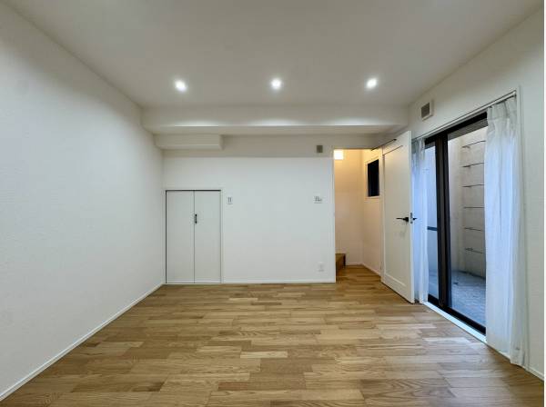 地下とは思えない開放感。ドライエリアからの光と風。