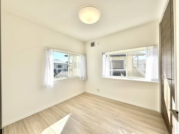 やさしい陽射しに包まれる、静かにくつろぐ個室空間