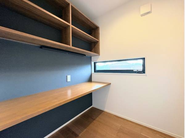 落ち着いて作業のできる書斎もございます