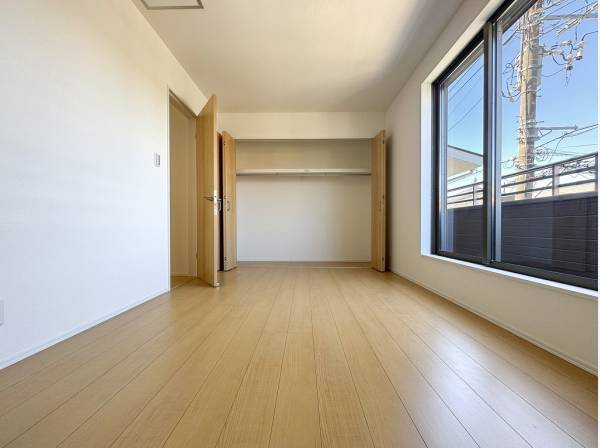 壁一面に配された大きなクローゼットが魅力的