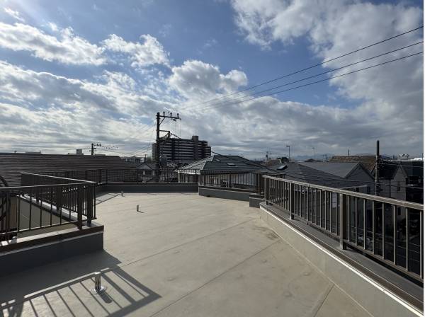 角地ならではの抜けた視界。視線を気にせず過ごせる開放感が魅力