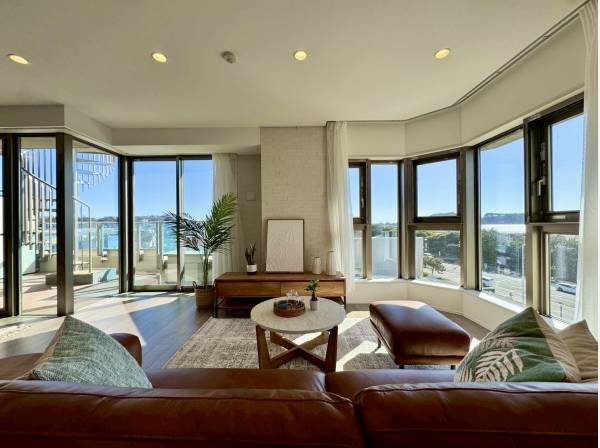 ソファーに座りながら海を望む！