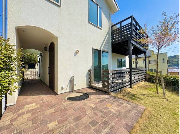 石張りのエントランスでお庭の雰囲気を彩ります