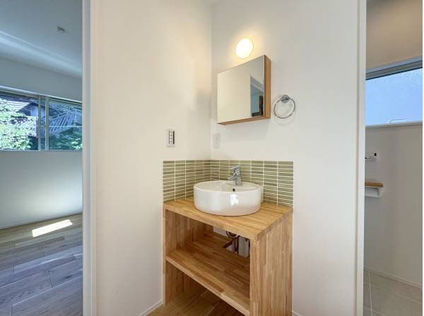 こちらはトイレ近くに欲しいというお声が多い造作の手洗い洗面台。