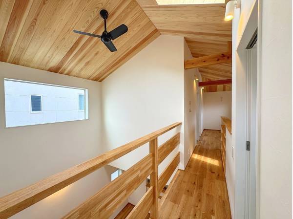 ２階の廊下部分。吹き抜けの上部とも言いますが。