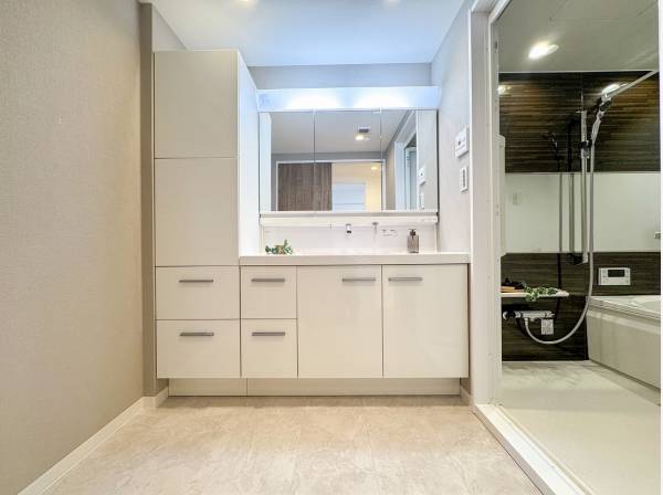 ゆとりあるバスサニタリースペースは収納も充実