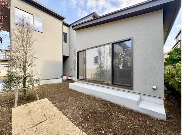 大きなお庭でバーベキューや家庭菜園などお楽しみいただけます