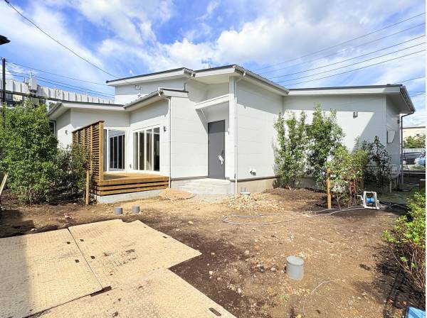 白基調でスタイリッシュな平屋建