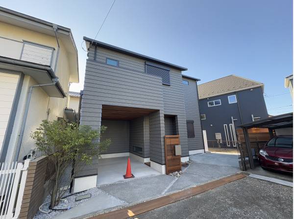 駐車スペースは2台となり、雨の日に助かるビルドインタイプ！