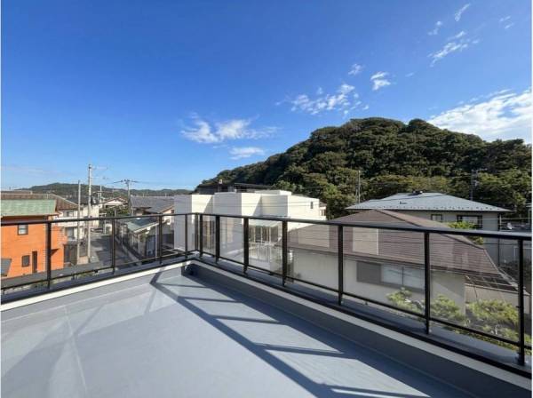 屋上ルーフバルコニーは空と古都鎌倉の街雰囲気を堪能できます