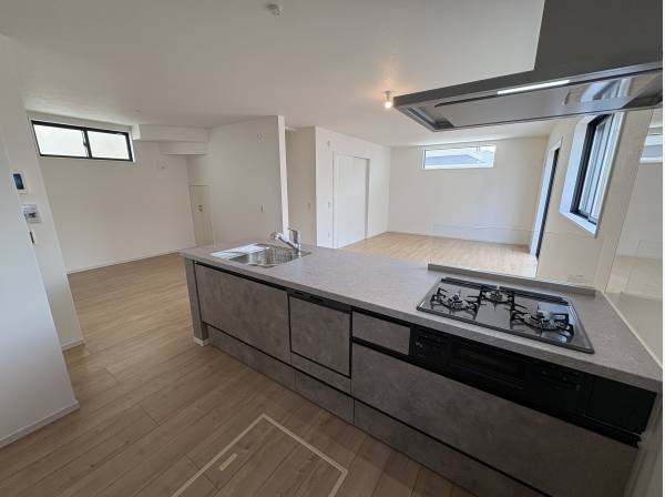 キッチンからの眺めです。キッチン横にも部屋が有りますよ！