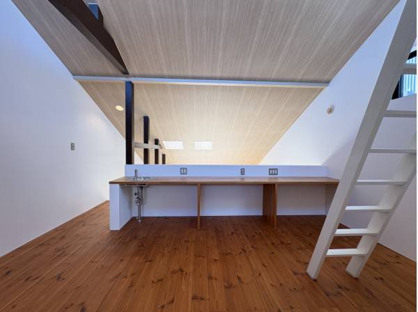 2階には作り付けのデスクとあり♪