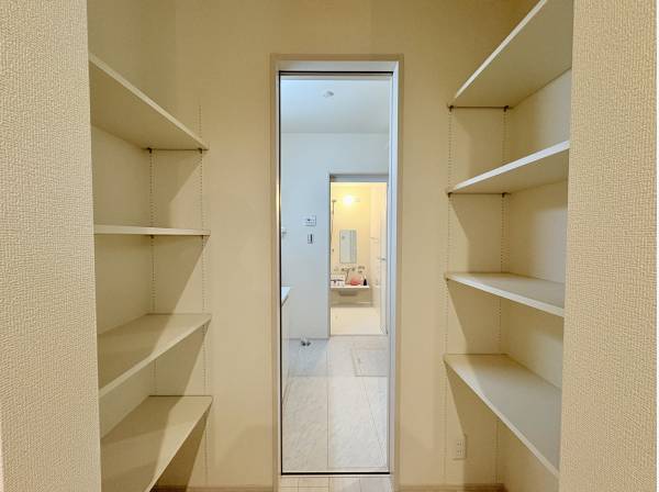 キッチンと脱衣室の間に収納スペース