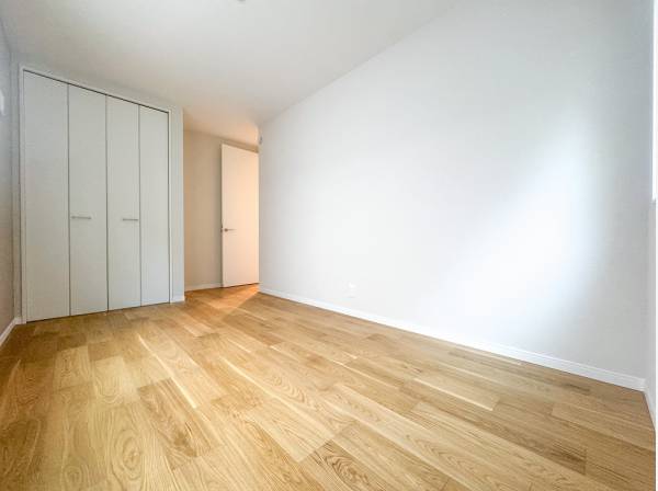 心地よい休息を誘うシンプルなベッドルーム